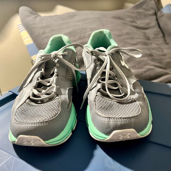 Like-new condition under armour sneakers. Barely worn. - Picture 4 of 5
